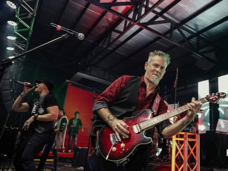 El cantante hondureño Roberto Caicedo y el guitarrista mexicano Alan Boguslavsky en una imagen de archivo.