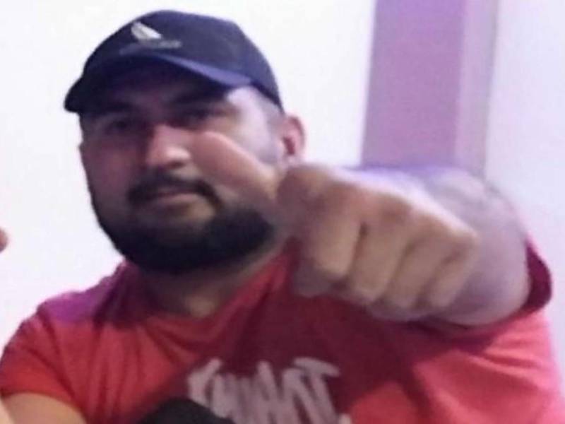 El cuerpo de Roberto Pineda González fue enterrado ayer en un cementerio de San Pedro Sula en medio del dolor y llanto de sus parientes.