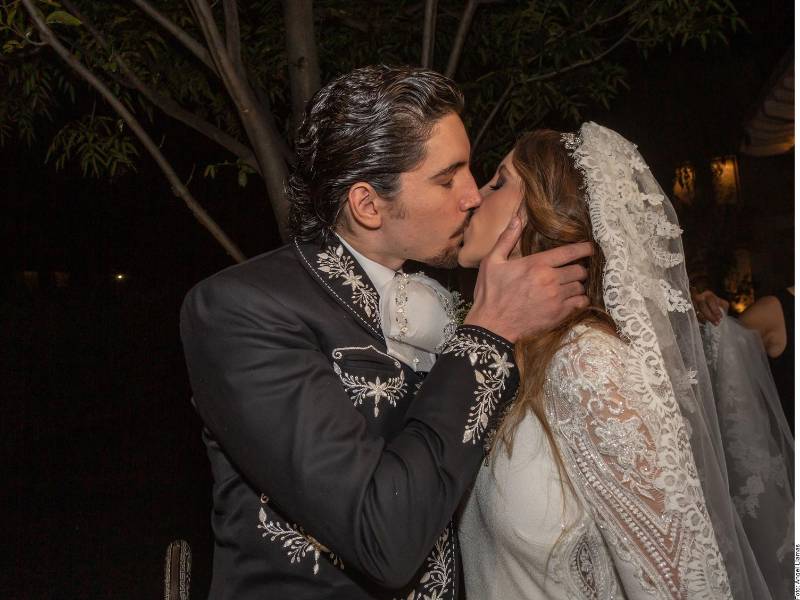 Alejandro Fernández no puede ocultar la emoción y los buenos deseos hacía su primogénito Alex, quien llegó al altar con Alexia Hernández, tras casi 12 años de relación.