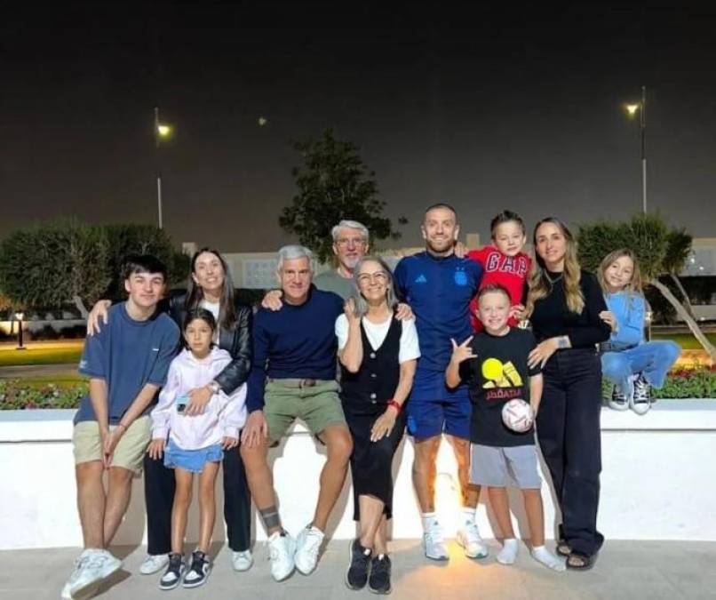 Papu Gómez y compartió en su cuenta personal de Instagram una foto junto a toda la familia que lo acompaña allá en Qatar y escribió: “<i>Último ratito con ellos</i>”.