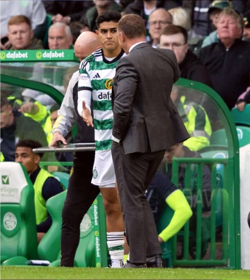 El entrenador del Celtic, Brendan Rodgers, le dio una pequeña charla a Luis Palma antes de mandarlo al campo.