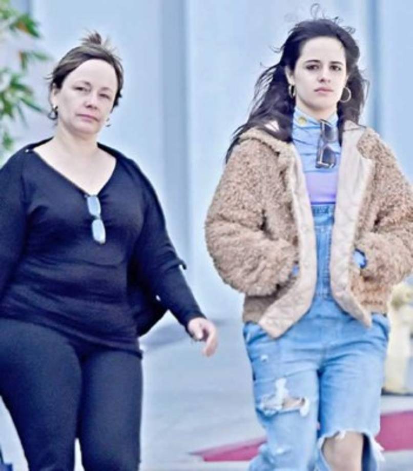 Camila Cabello<br/>Mamá: Sinuhe Cabello, 49 años<br/><br/>Más que madre e hija, son mejores amigas y tienen grandes experiencias por contar. Camila no olvida la historia de dos cubanas que con sólo una mochila emigraron a Estados Unidos: ella y su mamá.<br/><br/>Ha revelado a la revista Glamour que actualmente Sinuhe sigue siendo uno de sus principales apoyos. 'Nos hemos convertido en un equipo', asegura la cantante.