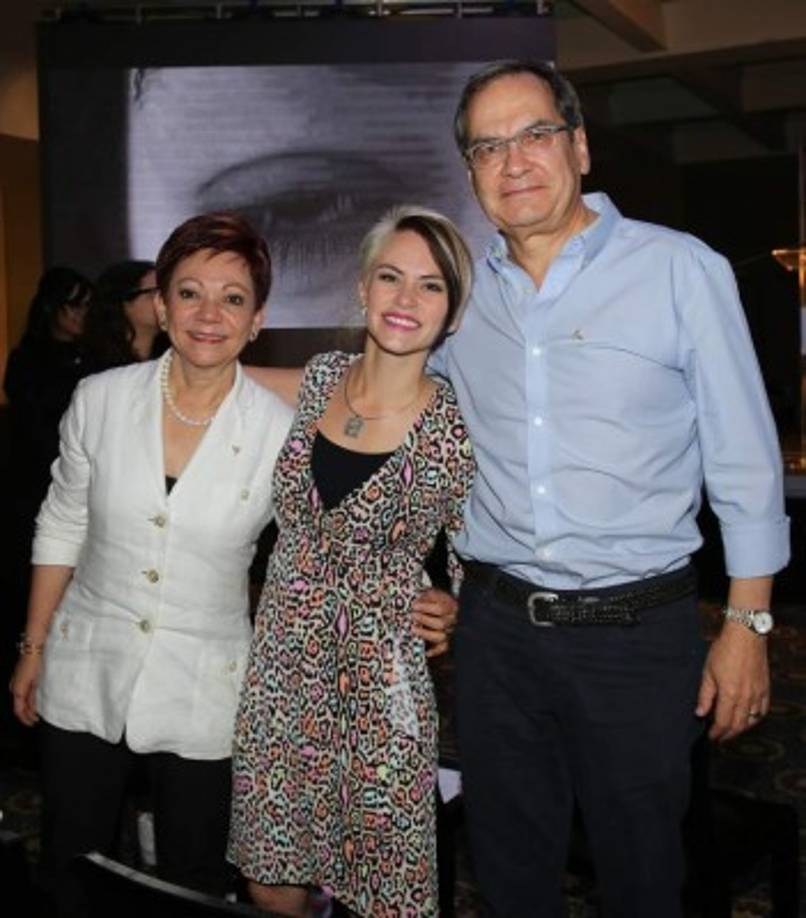 Liana, Ana Lucía y Fernando Mass.