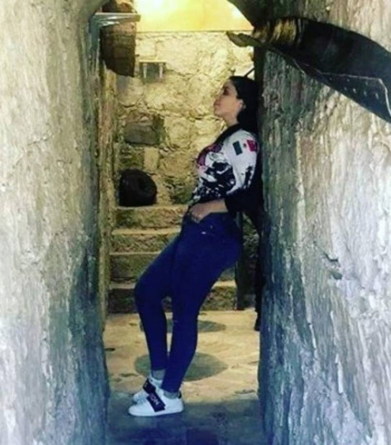 Emma se mantuvo al lado de su esposo durante los tres meses en los que se prolongó el denominado juicio del siglo y luego realizó su última visita a la corte el pasado 17 de julio para escuchar la sentencia contra el ex jefe del cartel de Sinaloa.<br/><br/>El Chapo se llevó la mano al corazón y le lanzó un beso a su joven esposa antes de ser trasladado a la cárcel de máxima seguridad en Colorado.