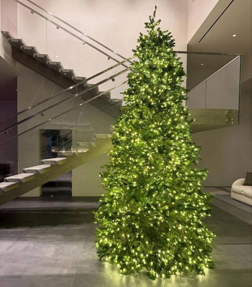 Otra miembro del clan que más ama la Navidad ya también compartió cómo decoró su hogar este año. Al igual que Hailey Bieber y muchas otras influencers, Khloé eligió <b>el vibe minimalista</b> agregando solo luces a su pino (aunque lo dejó bastante iluminado).