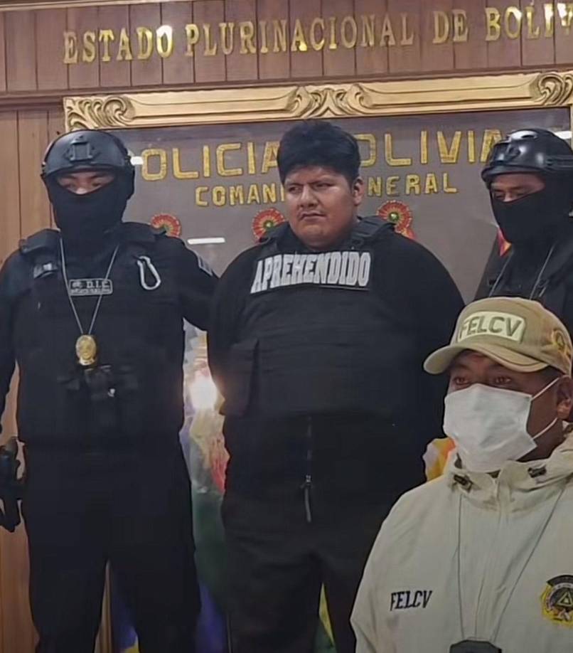 El agresor y causante del feminicidio fue identificado como Marco Calle Huanca, de 24 años, quien asesinó despiadadamente a la joven frente a sus demás compañeros. “Él estaba obsesionado con ella desde el primer año”, expresó de manera consternada uno de los estudiantes en su red social de TikTok.