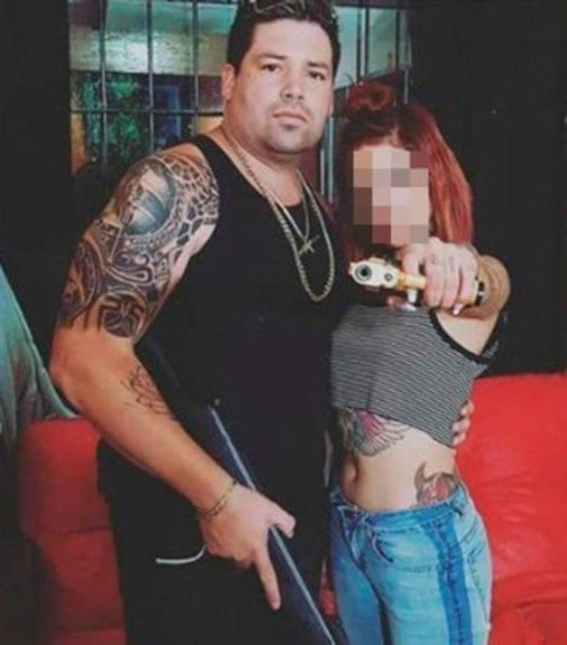 Canteros llevaba puesta una cadena de oro con un dije del fusil de asalto soviético AK-47.