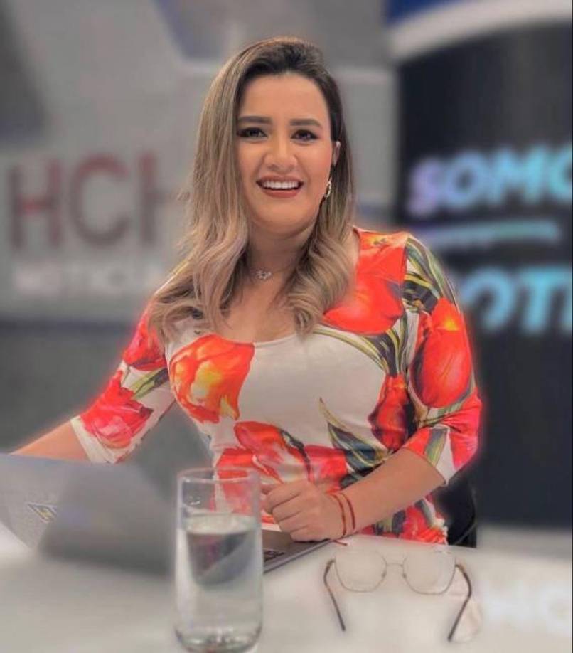 La joven presentadora tiene más de 15 años de trayectoria en los medios de comunicación, lo cual le ha valido para ser reconocida en esta 41 edición de los Premios de Radio y Televisión 2024. 