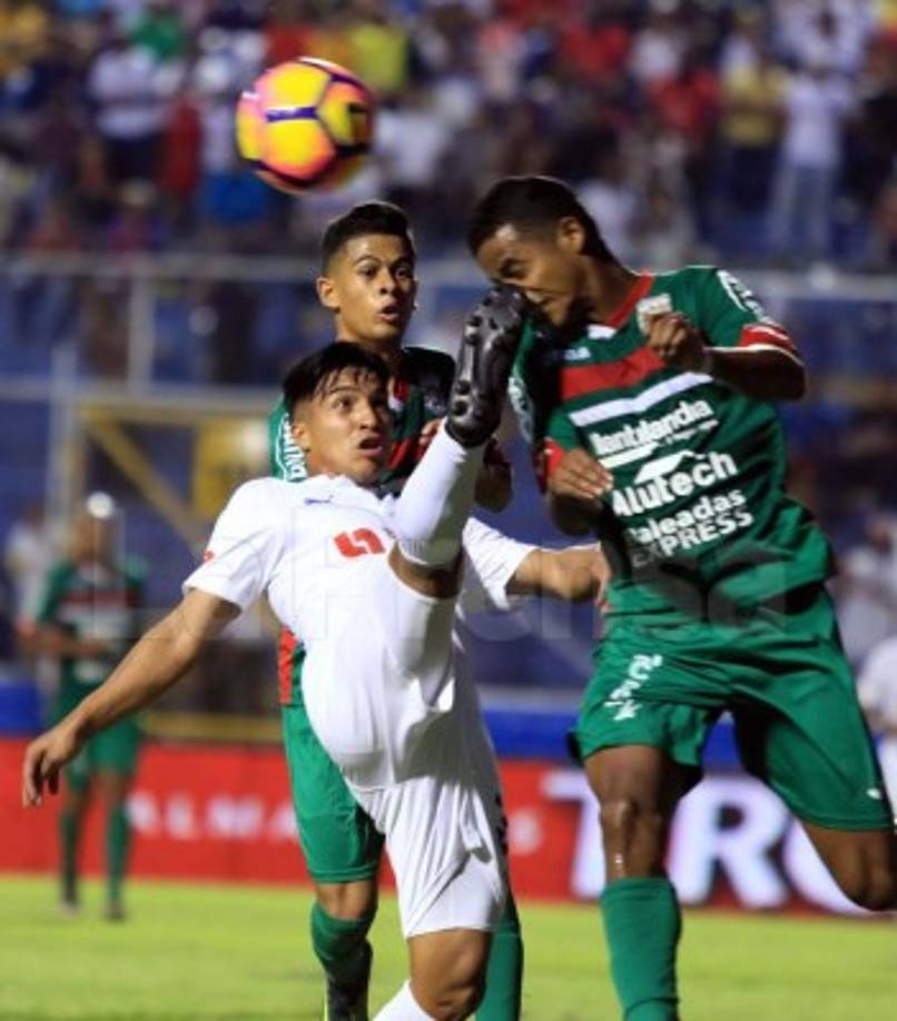 Michaell Chirinos tira una patada y conecta el balón, pero al parecer también le dio a Samuel Córdova.