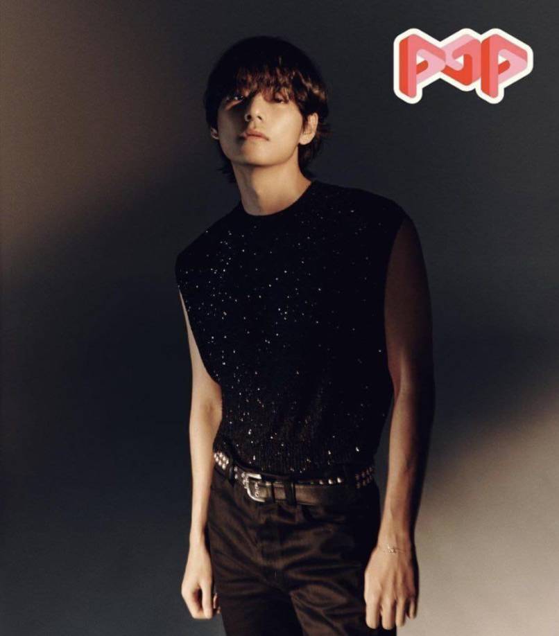 Para esta sesión, el cantante luce su color de cabello natural, el cual pintó de rubio para realizar el video musical de su primer sencillo Love me Again, que está incluido en su primer disco solista.