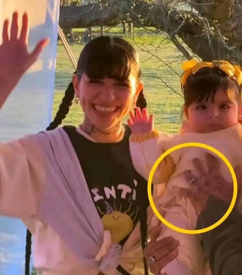 Después de cuatro meses envueltos en controversias, todo apunta a que Cazzu y Christian Nodal se reencontraron en la celebración que se llevó a cabo al aire libre y reunió a los seres queridos más cercanos de la pequeña. Sin embargo, en las fotografías se nota que Cazzu recortó a su expareja, pero los fans identificaron de inmediato la mano de Nodal sosteniendo a la bebé. 