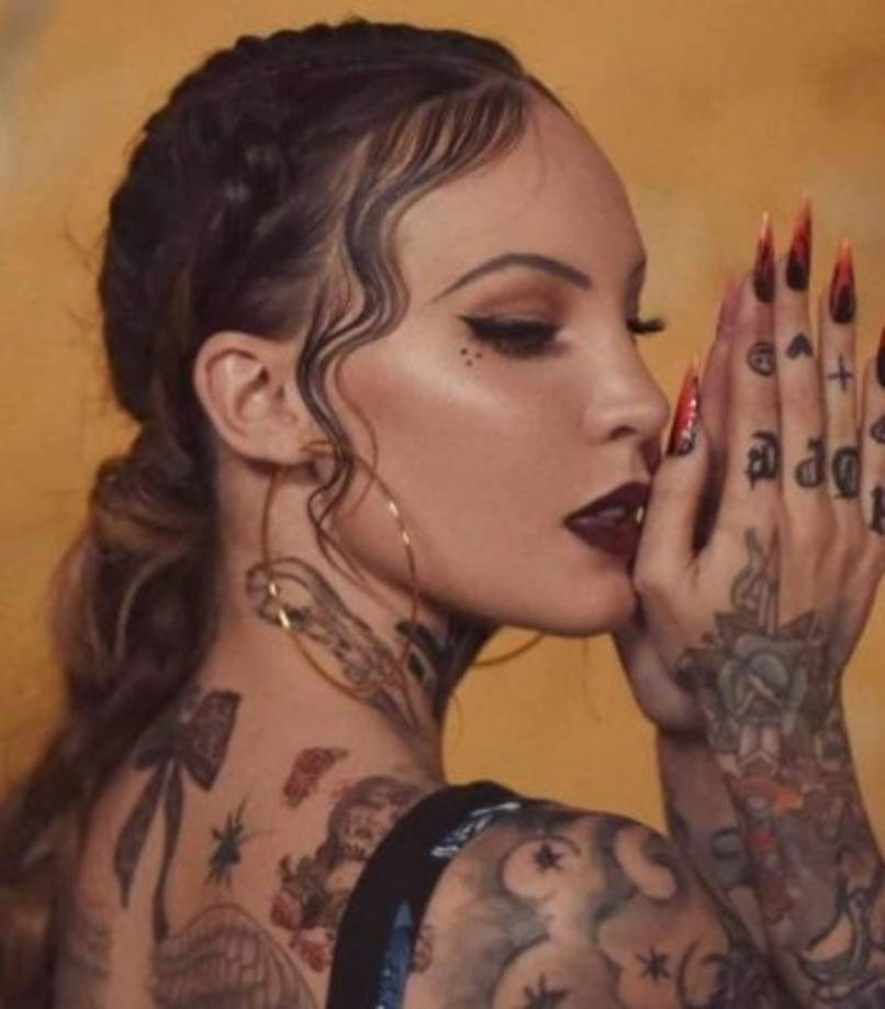 'Estoy pensando seriamente en tatuarme todo el cuerpo... esto es real!!! Que opinan?', escribió la cantante junto a una serie de imágenes en las que aparece con todo el cuerpo lleno de tinta.