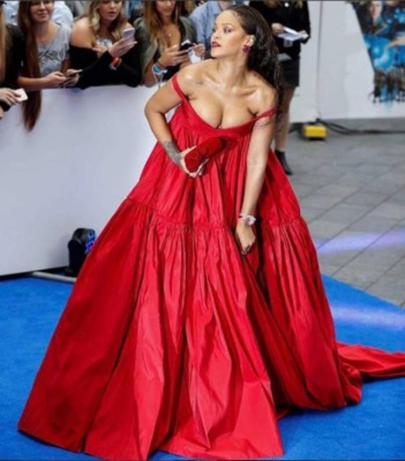 Recién, la cantante apareció en la presentación de la cinta 'Valerian and The City of a Thousand Planets' y acaparó todas las miradas. El llamativo vestido rojo que lució fue un punto de enfoque para los medios de comunicación y los fans.
