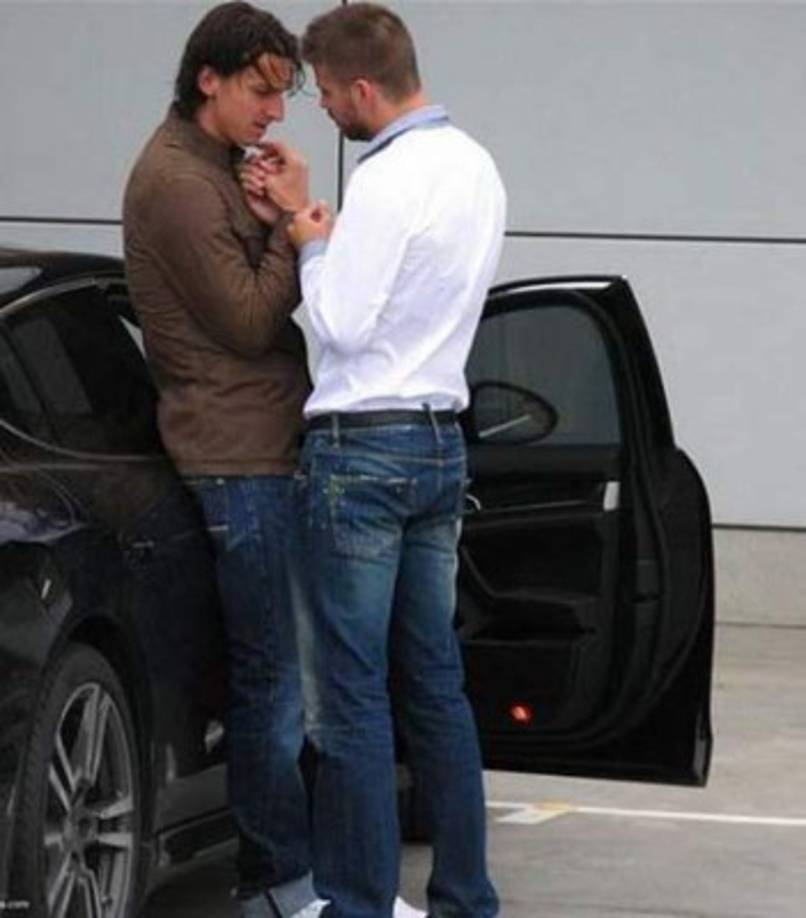 Hace unos años Piqué se vio involucrado en una polémica foto con el delantero Zlatan Ibrahimovic en donde fueron captados de esta forma. 'Soy una persona táctil y el fotógrafo tomó el momento en el que estábamos dándonos la mano', aseguró Gerard Piqué sobre la escena.