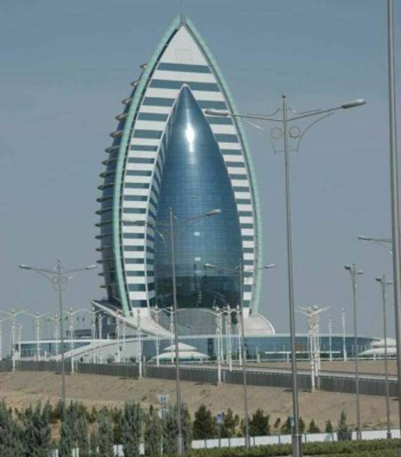 Hotel Yyldyz en Ashgabad. Con 107 metros de altura, es el más alto de la capital de Turkmenistán.