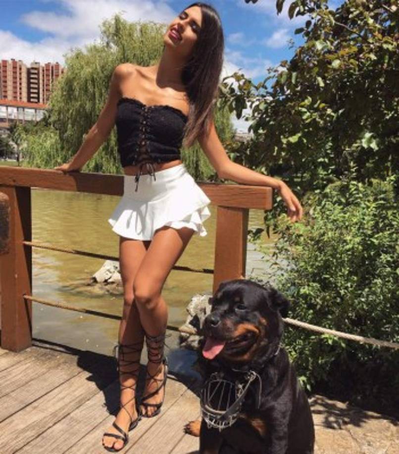 A la modelo española que ha sido vinculada con Cavani, Asensio y Ángel Correa la podemos encontrar en Instagram como sofia_suescun<br/>