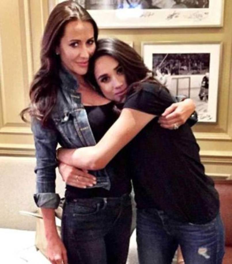Jessica y Meghan se conocieron en Toronto, cuando la actriz se mudó a esa ciudad para rodar la serie Suits. Ambas forjaron rápidamente una gran amistad, con Mulroney fungiendo como tutora para Meghan llevándola a los círculos sociales más elevados de Canadá y presentándole incluso a la primera dama canadiense, Sophie Trudeau.