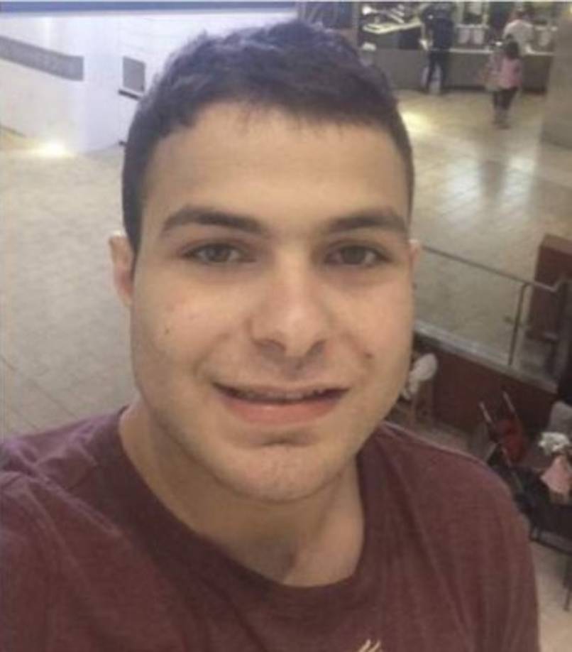 El atacante nació en Siria y se mudó a los Estados Unidos cuando tenía tres años de edad. Es musulmán y su hermana lo describió como una persona solitaria y paranoíca, según medios locales.