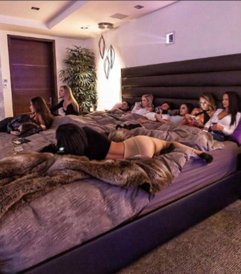 De ascendencia armenia y criado en una mansion de Tampa, Florida, la infancia de este hombre estuvo marcada por el éxito de su padre, Paul Bilzerian.