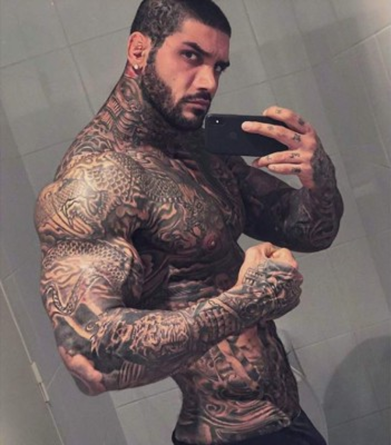 'Mido más de seis metros de estatura, ¿por qué no habría de hacer dinero con mi cuerpo?', afirmó Balapour a medios locales.