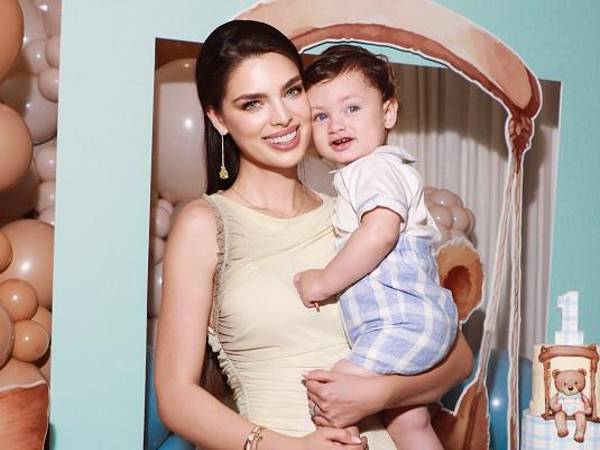 Nadia Ferreira posa con su primogénito.