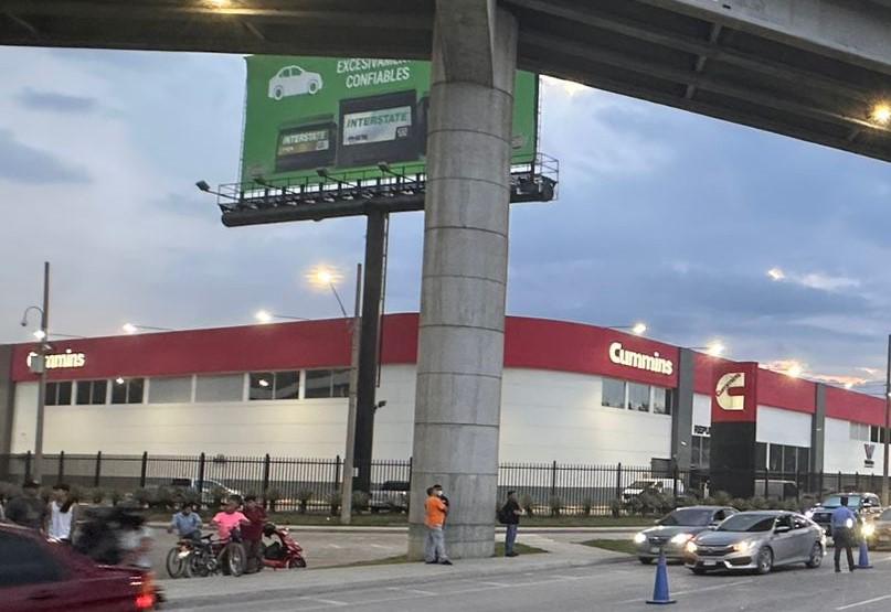 Escena del trágico accidente donde murió el joven Eder Fernández en el puente a desnivel que conecta la 33 calle con el bulevar del este de San Pedro Sula.