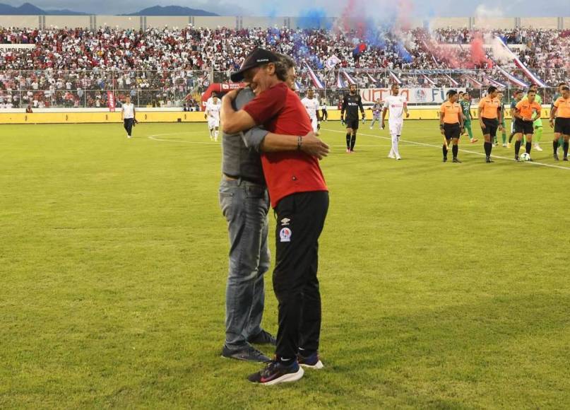 El afectuoso saludo entre Pedro Troglio y Salomón Nazar antes del inicio del partido.