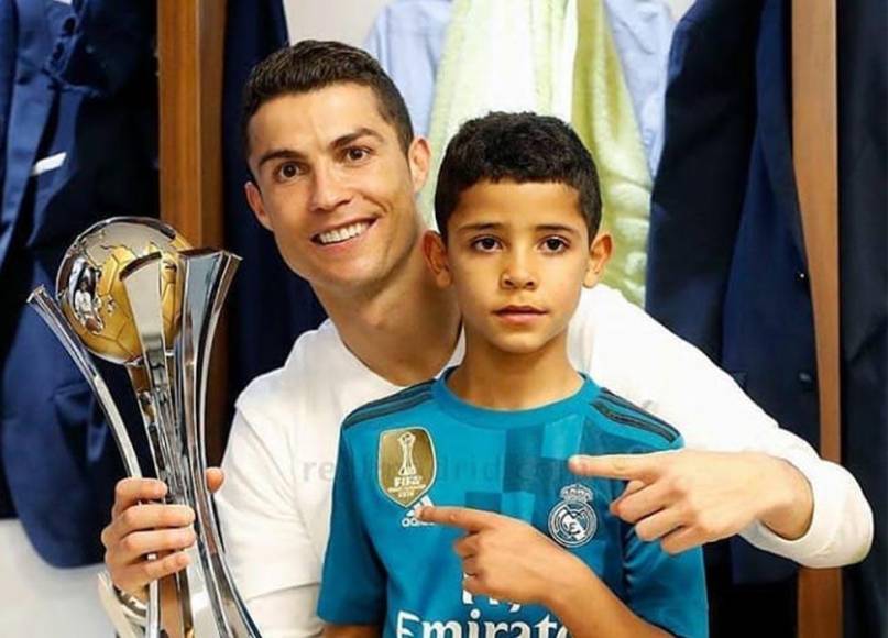 En redes sociales comenzaron a circular rumores de su parentesco con el hijo del futbolista debido al notable parecido físico que mantienen.