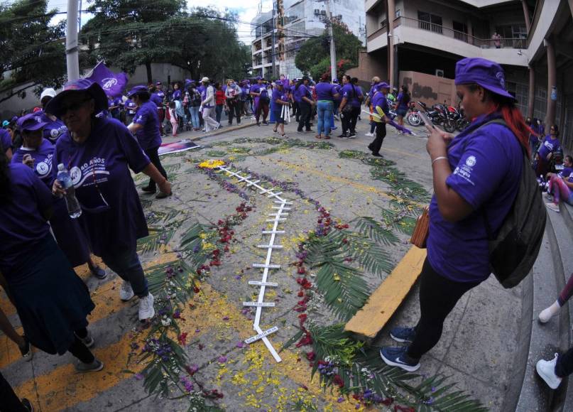 El principal clamor de las manifestantes en su día fue “justicia” para los casos de feminicidios en Honduras, donde 380 mujeres murieron en 2023 y 16 en los primeros quince días de 2024.