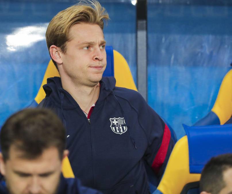 Frenkie de Jong también fue suplente y estuvo con cara de pocos amigos.