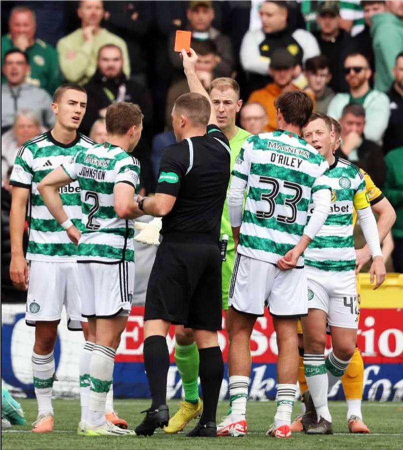 El árbitro le sacó la tarjeta roja al portero inglés Joe Hart, dejando con 10 hombres al Celtic.