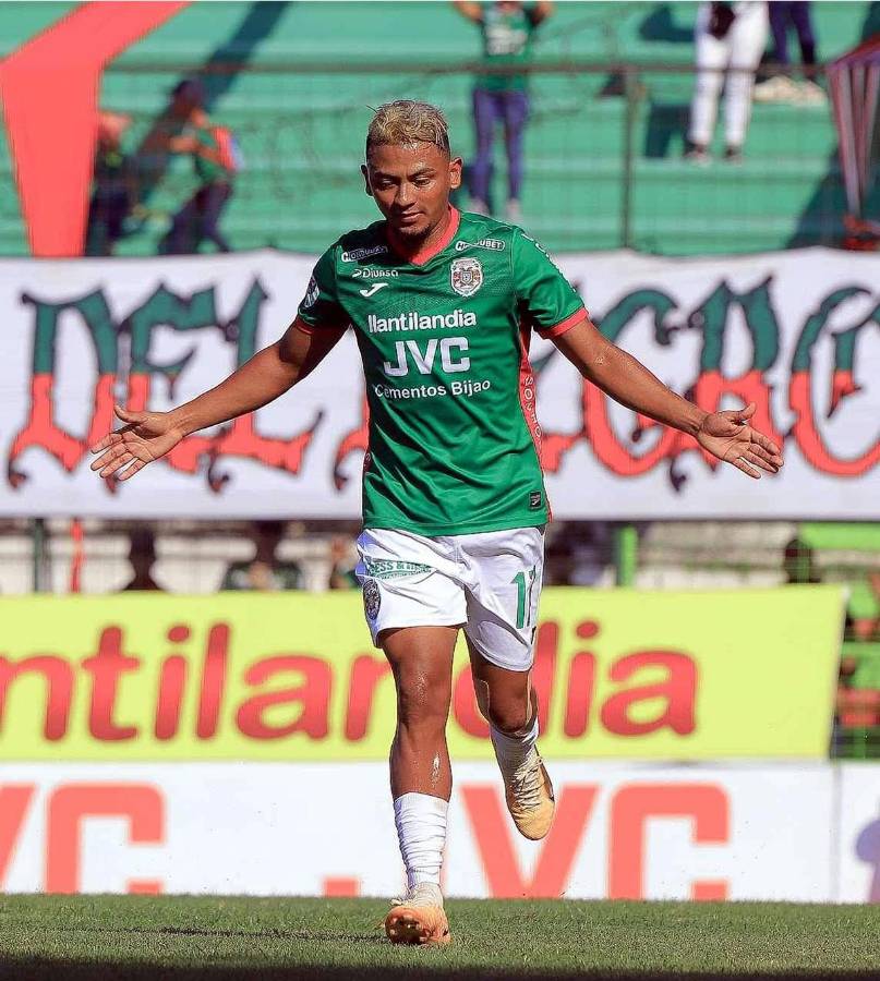 Alexy Vega celebrando su gol de penal contra el Vida.