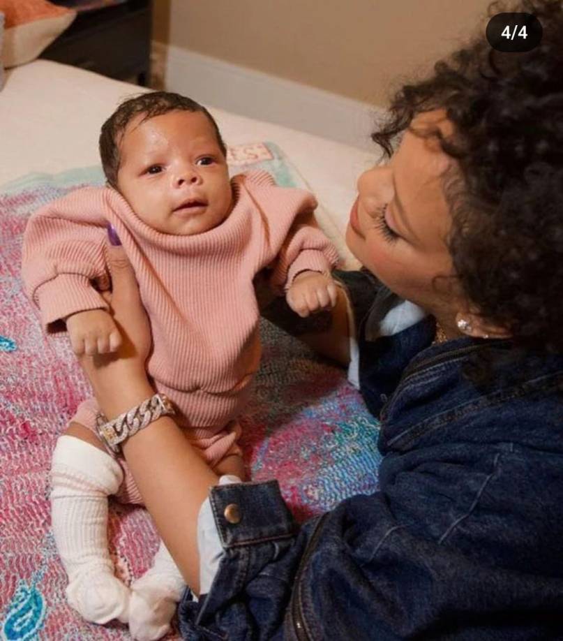 El nacimiento Riot Rose fue en Los Ángeles, de forma un poco secreta, reportó en su tiempo el portal web TMZ.