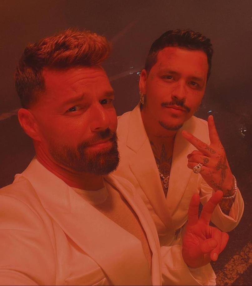 En la publicación se ven dos fotos en la que aparecen ambos artistas, combinando su vestimenta ya que utilizan trajes blancos donde se reflejan su compromiso en este nuevo proyecto. 