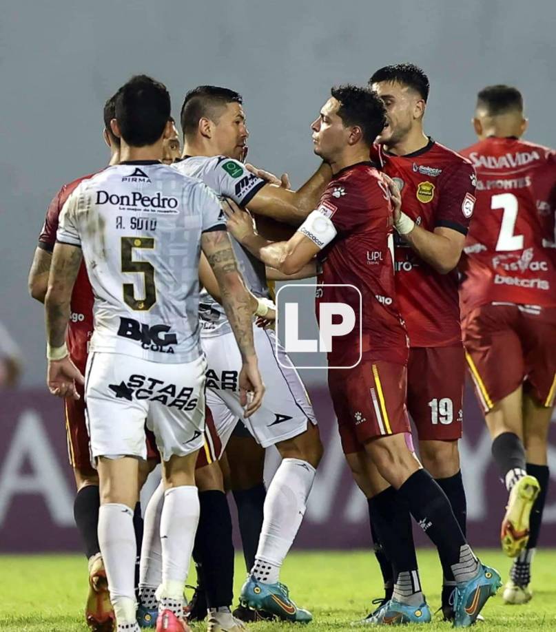 El capitán del Real España, Jhow Benavídez, se encaró con el defensa mexicano Miguel Basulto del Herediano en un lance del partido.