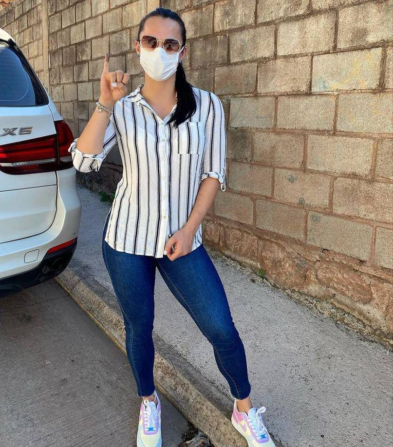 “Misión cumplida, por un mejor país”, escribió la periodista deportiva Isabel Zambrano junto a esta imagen.