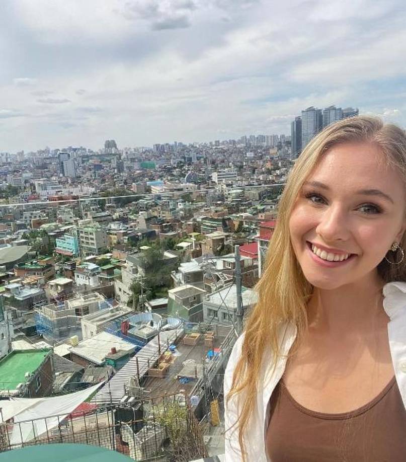 La joven asistió con un grupo a la popular fiesta de Halloween, la primera que se celebraba tras el levantamiento de las restricciones por la pandemia de covid 19 en Itaewon.