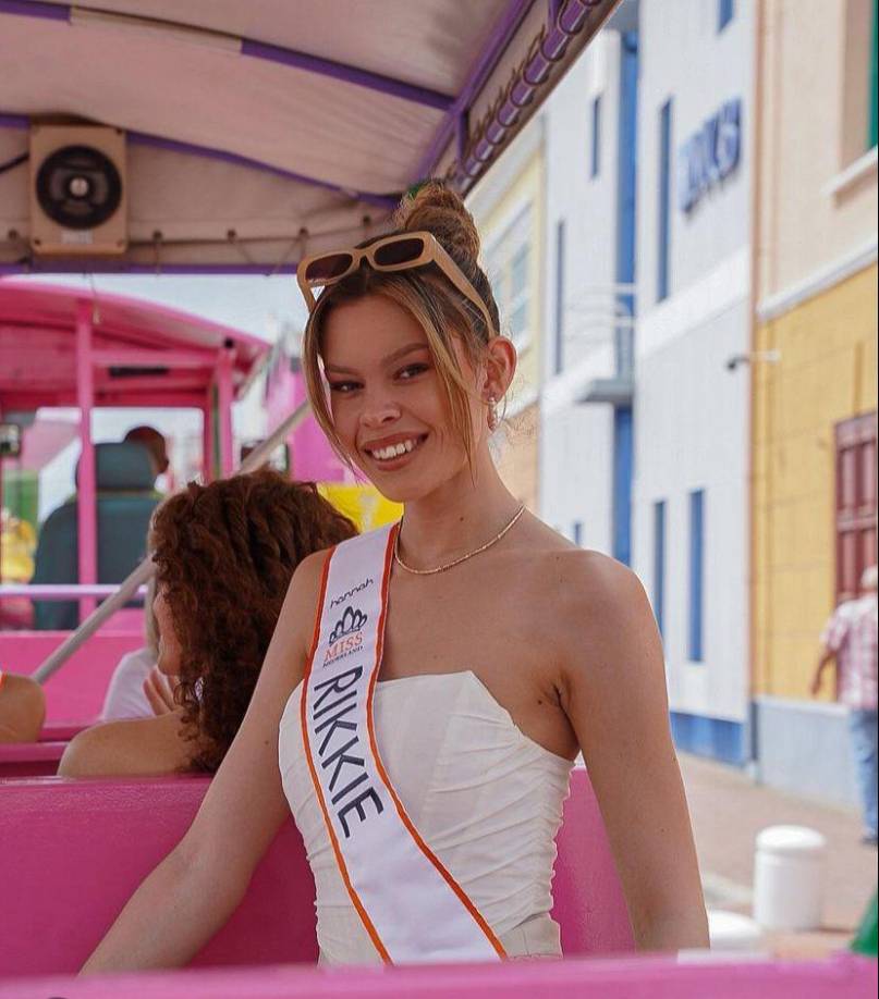 “LO HICE !!!!!” escribió la modelo en una publicación en Instagram. “Sí, soy trans y quiero compartir mi historia, pero también soy Rikkie y eso es lo que me importa”, comentó Kollé. “Y donde sea que estés en el mundo, quiero estar allí para ti y ser el ejemplo que extrañé como un pequeño yo”.