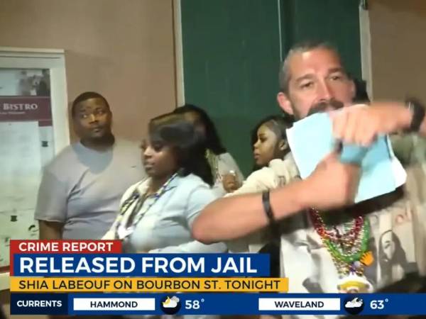 Bailando y con sus papeles en la boca, así se mostró Shia LaBeouf el pasado martes por la noche.