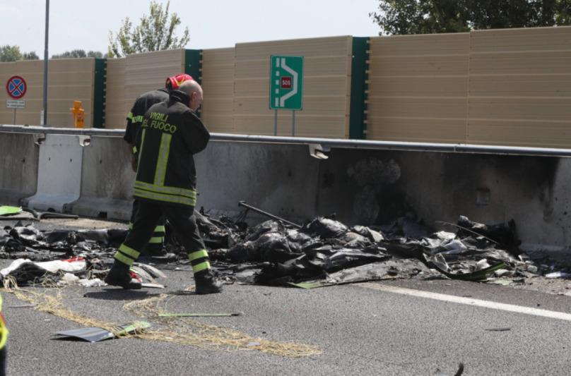 Avioneta se estrella sobre una autopista en Italia y estalla en llamas