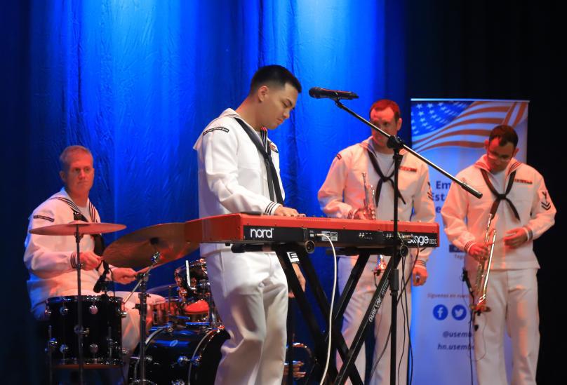 Los uniformados de la Armada de los EUA conectaron con el público rápidamente, su carisma y puesta en escena fueron esenciales.