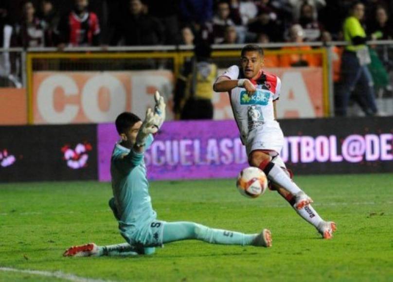 El delantero hondureño Roger Rojas vivió una pesadilla en el clásico de Costa Rica que finalizó empatado 0-0 entre el Saprissa y Alajuelense. El catracho fue el villano al fallar una clara ocasión para ganar sobre los minutos finales.