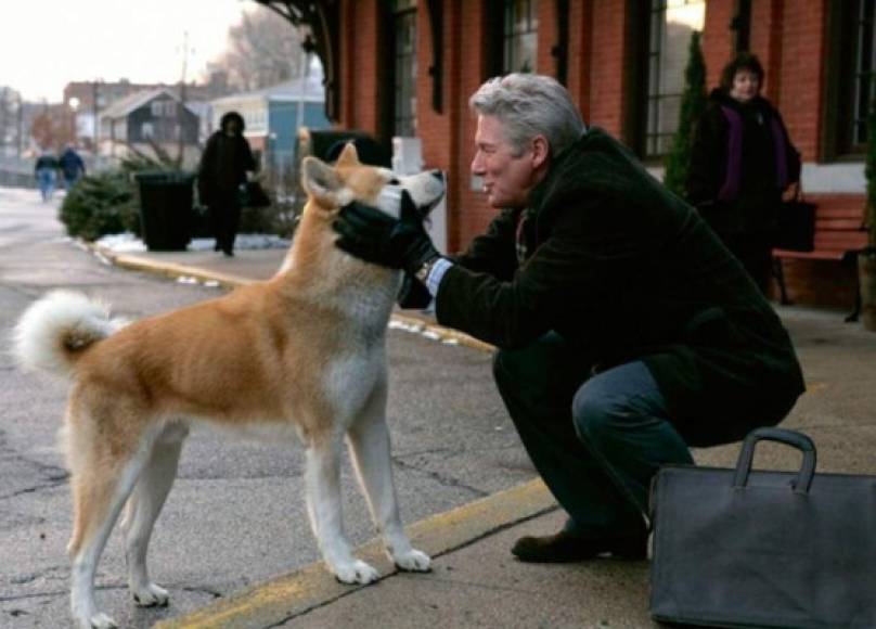 Hachiko: Siempre a tu lado<br/><br/>Un profesor universitario encuentra un pequeño perro abandonado de raza Akita en la estación de trenes, y decide llevarlo a su casa. Con el tiempo, los dos forjarán una relación poco antes vista entre un dueño y su mascota. Basada en la historia real de un perro japonés que esperó a su dueño en esa estación de trenes hasta el día de su muerte. En el lugar, hoy existe una estatua en su homenaje.<br/><br/>