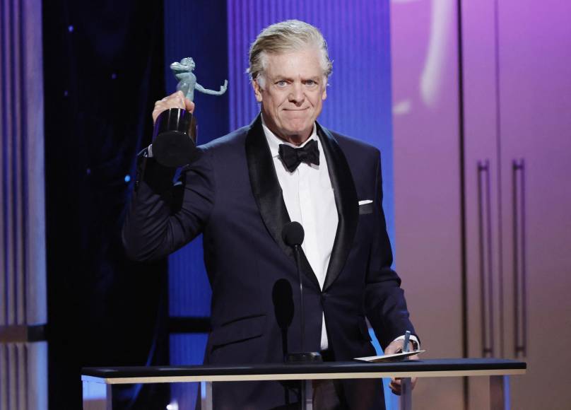 Christopher McDonald subió al escenario para aceptar el premio a mejor actriz en una serie de comedia, el cual ganó Jean Smart, quien no pudo asistir a la cremonia.