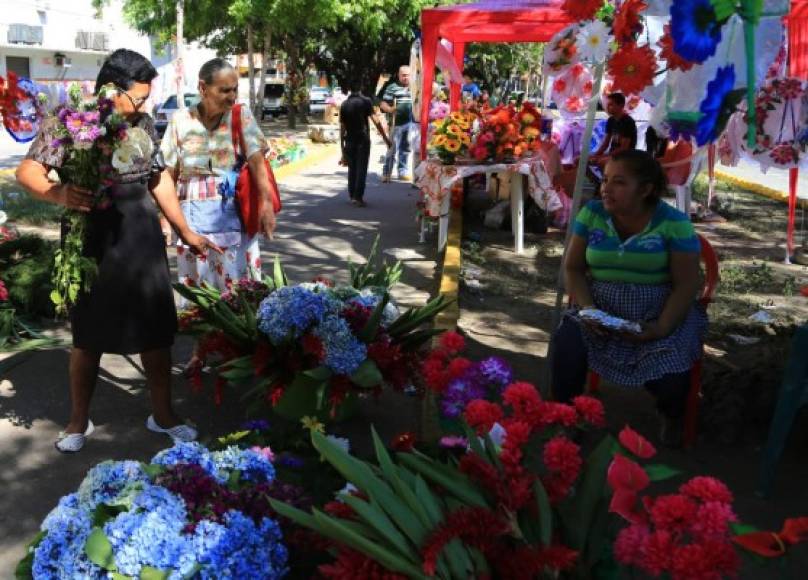 En el Cementerio Central de San Pedro Sula las populares ventas de flores y recuerdos se instalaron desde el viernes.