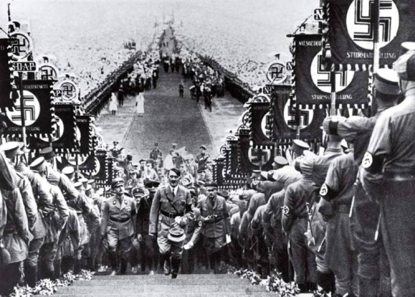 El dictador alemán, Adolf Hitler en un festejo nazi. La imagen fue tomada por Heinrich Hoffmann en 1934.