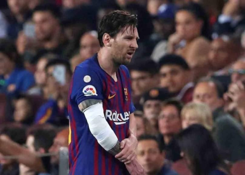 Los médicos vendaron el brazo derecho de Messi, que por un momento parecía que podía volver al campo.
