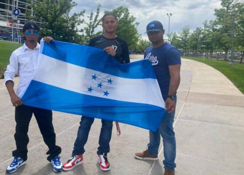 En un viaje de 7 horas por carretera desde Perrynton, Texas, los hondureños Gabriel Inestroza, Francisco Meza y Dafri López llegaron para darle el apoyo a la Bicolor.