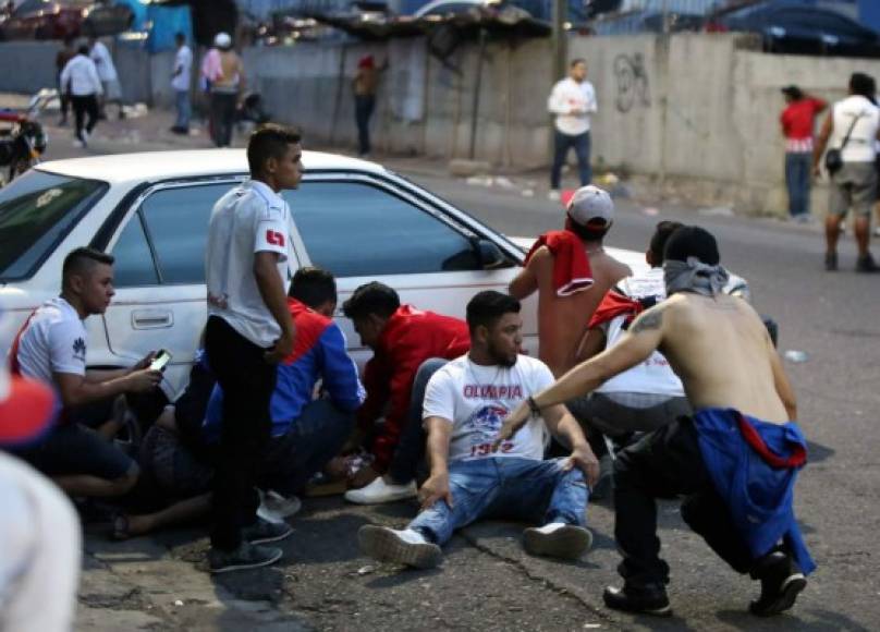 "Estos aficionados del Olimpia se esconden de la Policía Nacional."