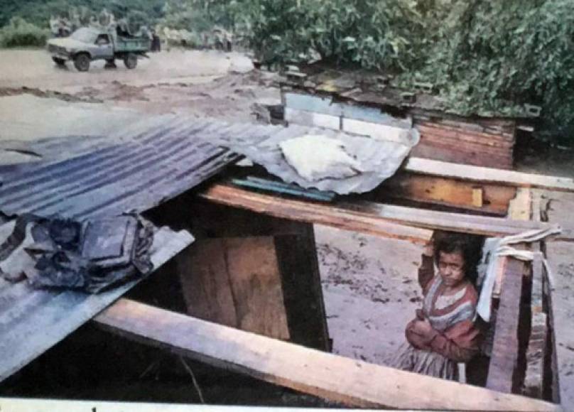 En la imagen, esta hondureña revisa una vivienda que fue destruida por el azote del Mitch.